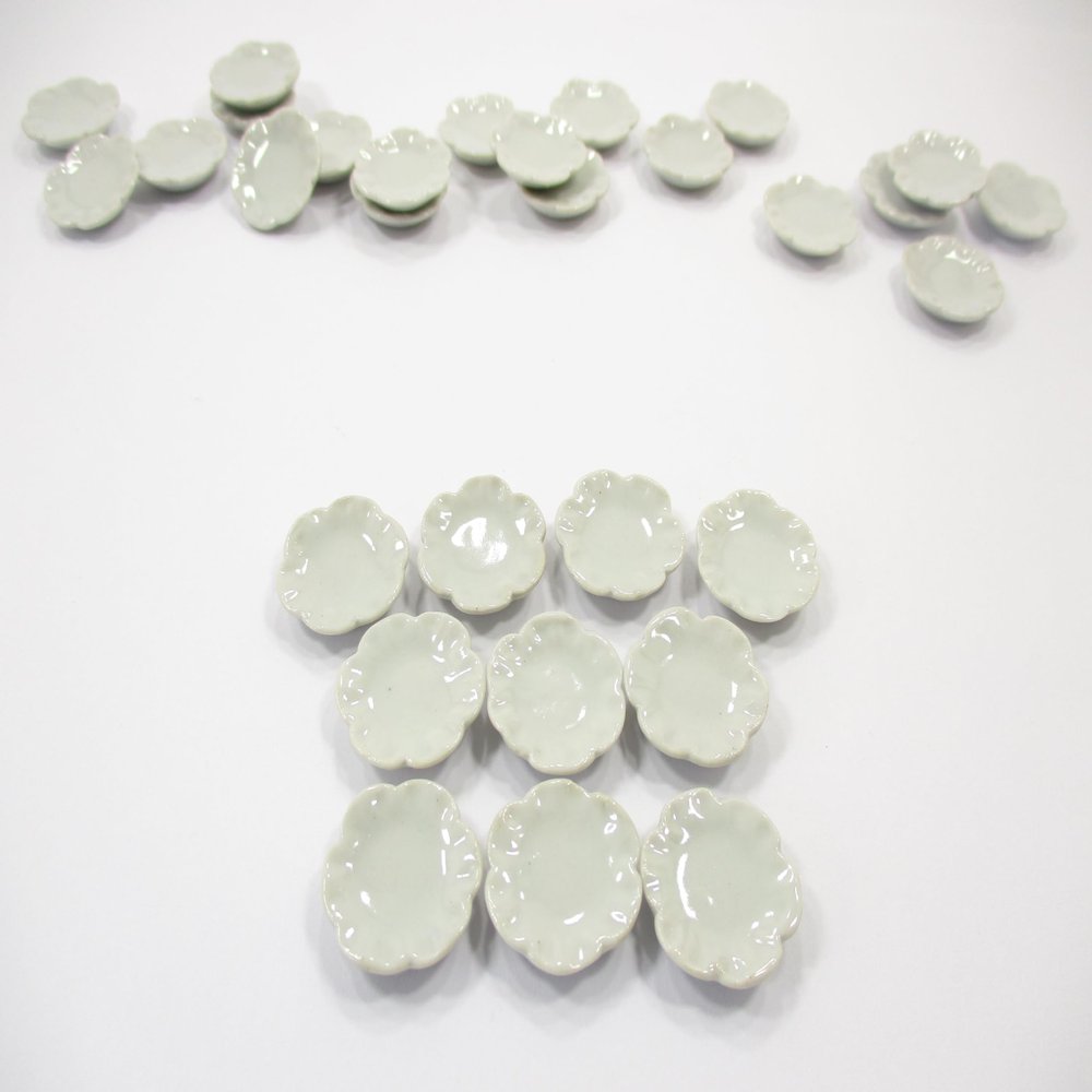 10x20mm White Scallop Flower Plate Dish Dollhouse Miniature Ceramic Supply 12788