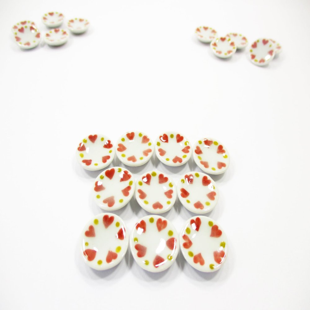 10x15mm Red Heart Paint Round Plate Dish Dollhouse Miniature Ceramic 12814