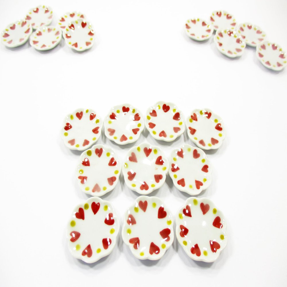 10x25mm Red Heart Paint Scallop Plate Dish Dollhouse Miniatures Ceramic 12962