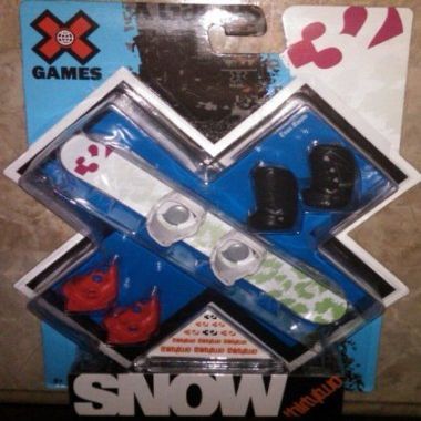 X Games Fingerboard Snowboard 32 Leopard Snowboard / Exus Boots
