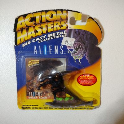 Action Masters Die Cast Metal Queen Alien with Collectible Trading Card by Aliens Die-Cast