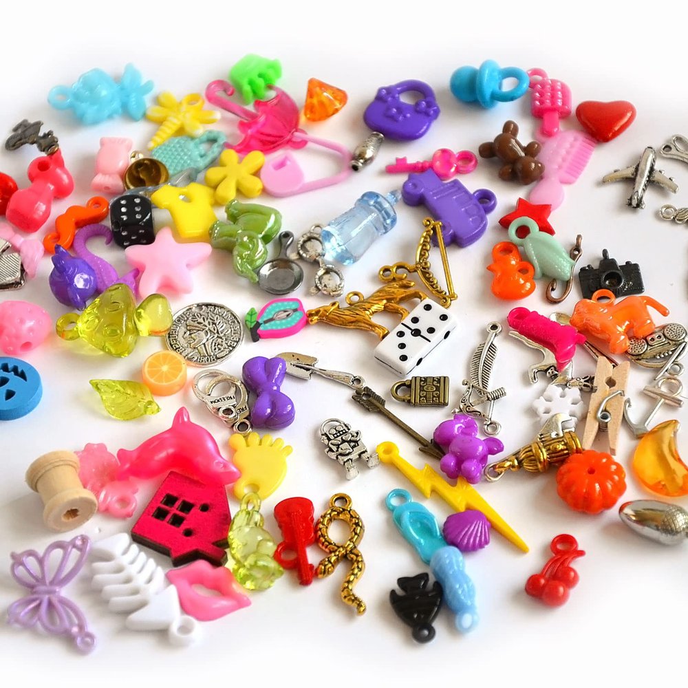 TomToy Double-Sided I Spy Trinkets for I Spy Bag, I Spy Bottle, Mixed Miniatures, Small Buttons, Beads, Charms and Objects, 1-3cm, Set of 100 trinkets