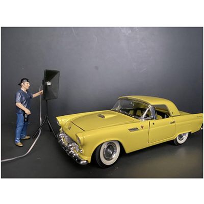 American Diorama Weekend Car Show Figurine V for 1/24 Scale Models