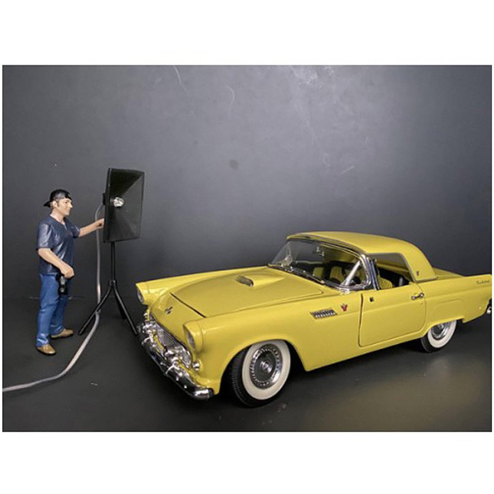 American Diorama Weekend Car Show Figurine V for 1/24 Scale Models