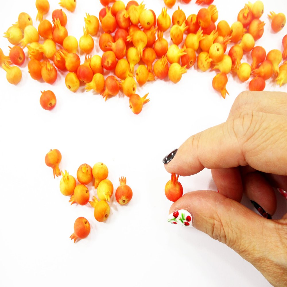 50 Loose Pomegranates Fruit Dollhouse Miniature Food Fruit Kitchen Supply 15677