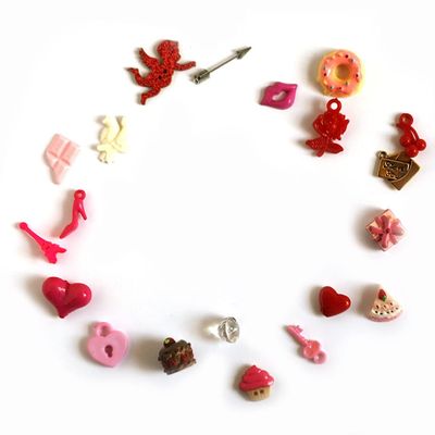 TomToy Valentine's Day I Spy Trinkets, Romantic Theme Miniatures, 1-3cm, Set of 20 trinkets