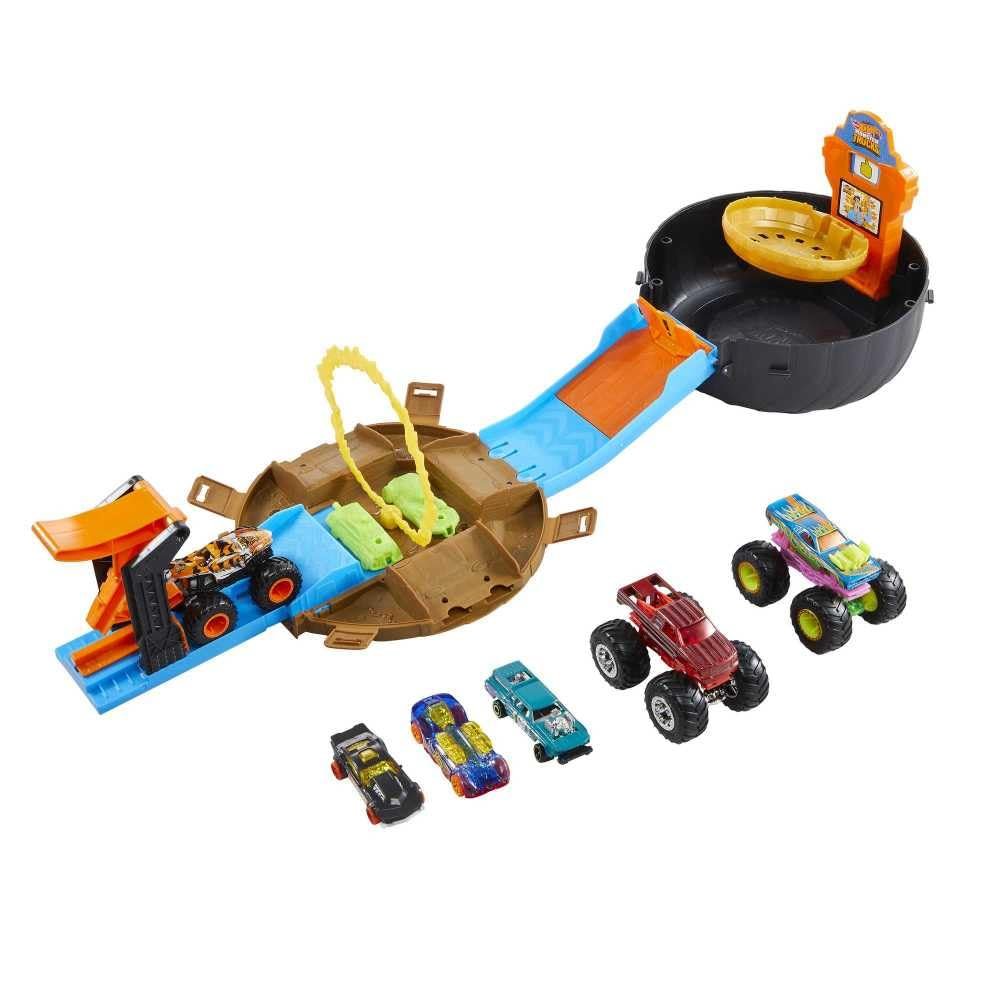 Hot Wheels Toy Monster Trucks Playset, Tire-Shaped Case Transforms into Race Course, 3 Trucks & 4 Cars in 1:64 Scale, Stunt Tire (Amazon Exclusive)