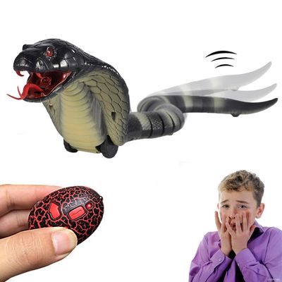 Gawertoy Remote Control Snake Toy for Kids, 17" Rechargeable Realistic RC Snake Naja Cobra Toy with Retractable Tongue and Swinging Tail, Ideal Children Birthday Halloween (Black)