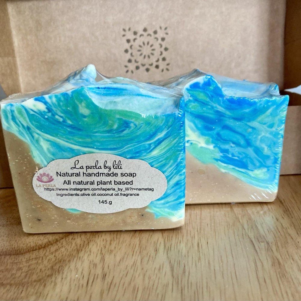 natural handmade soap with organic olive & coconut oils moisturizers .keep your skin healthy & clean.(each bar weigh 150 g)