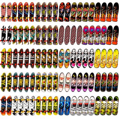 Hortsun 100 Pieces Mini Finger Skateboard, Finger Boards Set with Double Sided Pattern Creative Novelty Birthday Party Favors Exchange Gift Goodie Bag Stuffers, Random Pattern