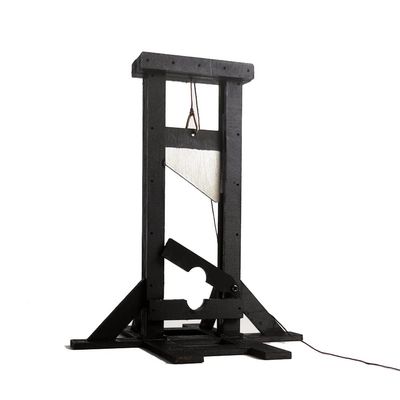 1/18 Handmade Ancient Wooden Model Medieval Mini French Guillotine Pillory Prison cage Coffinfor Creative Props Decoration Scene Halloween Decorations (Guillotine B)