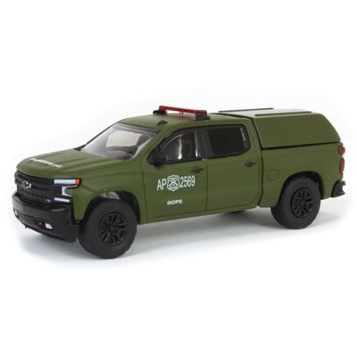 Greenlight 1/64 2021 Chevrolet Silverado LT Trail Boss Z71 Pickup Truck with Camper Shell, Carabineros De Chile 30318