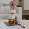 HOT Wheels City Downtown Spielset Eiskrem-Strudel - Rennbahn-Action mit manuellem Aufzug, Eiskrem-Wirbel und herunterklappbarer Rampe, inklusive 1 Hot Wheels Auto, fr Kinder ab 4 Jahren, HKX38 view 2
