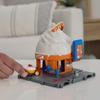 HOT Wheels City Downtown Spielset Eiskrem-Strudel - Rennbahn-Action mit manuellem Aufzug, Eiskrem-Wirbel und herunterklappbarer Rampe, inklusive 1 Hot Wheels Auto, fr Kinder ab 4 Jahren, HKX38 view 4