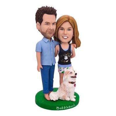 Customized Bobbleheads Happy Figurine of Couple with Dog Toy for Private Collectibles Sculpture Different inches Handmade Clay bobbleheads
