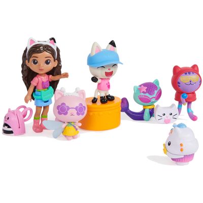 DreamWorks GABBY'S Dollhouse Travel Themed Figure Set with a Gabby Doll, 5 Cat Toy Figures, Surprise Toys & Dollhouse Accessories, Kids Toys for Girls & Boys 3+
