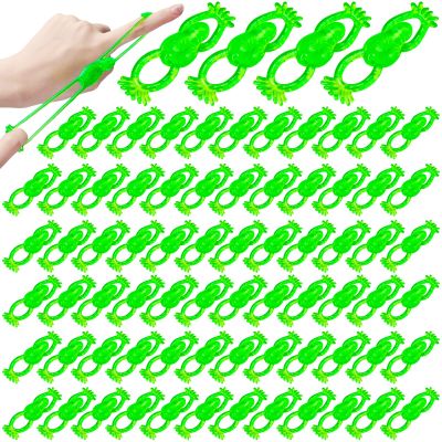 Hanaive 100 Pcs Flying Slingshot Frogs Toys Passover Day Toys Stretchy Slingshot Fun Shooting Flying Green Frogs Playthings Sticky Playthings for Party Favors Birthday Classroom Exchange Prizes Game