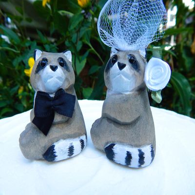 Selsela Raccoon Wedding Cake Topper Handmade Bride & Groom Wood Figurines, Rustic Woodland Wedding Decoration, Customizable Engagement & Anniversary Keepsake, Unique Carved Cake Toppers