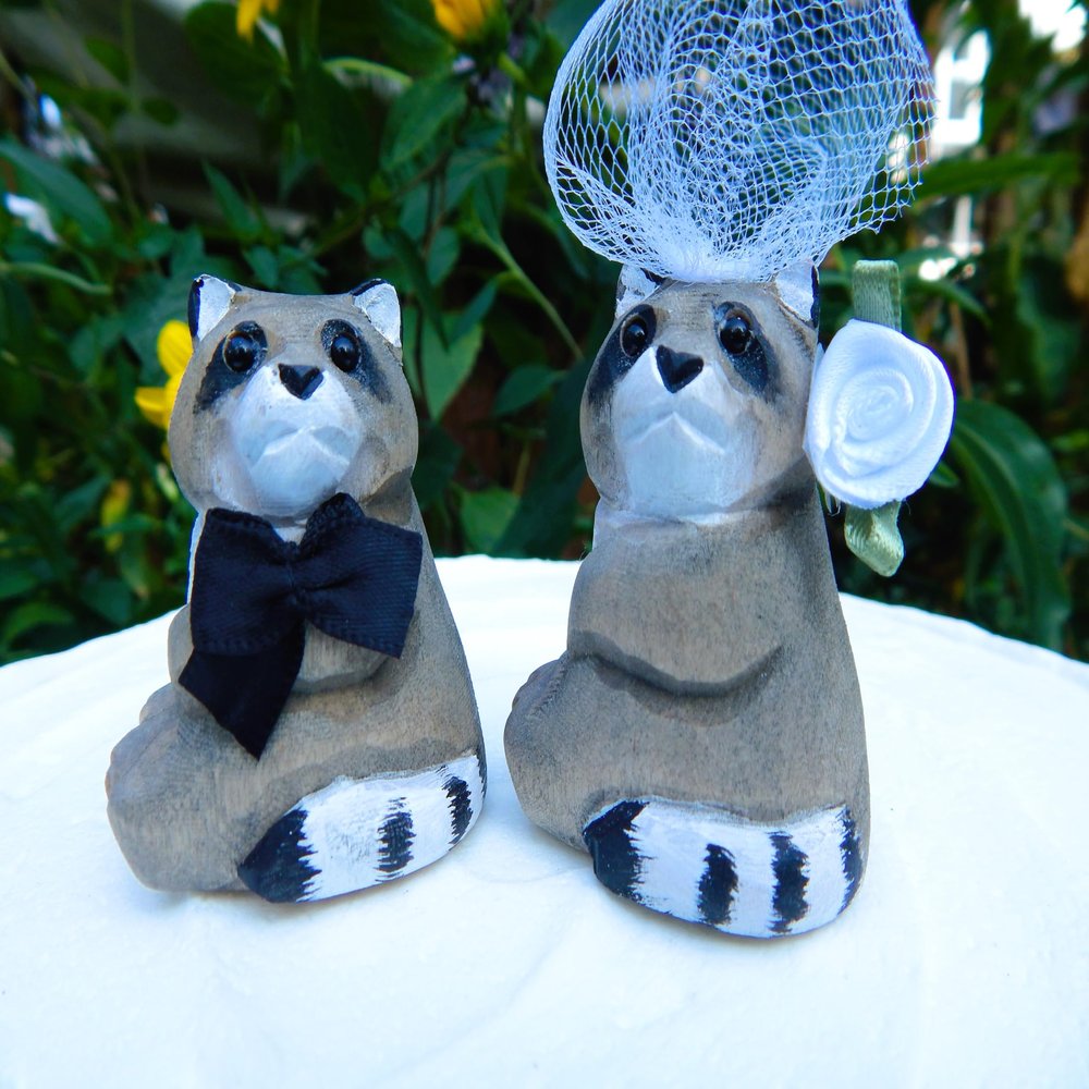 Selsela Raccoon Wedding Cake Topper Handmade Bride & Groom Wood Figurines, Rustic Woodland Wedding Decoration, Customizable Engagement & Anniversary Keepsake, Unique Carved Cake Toppers