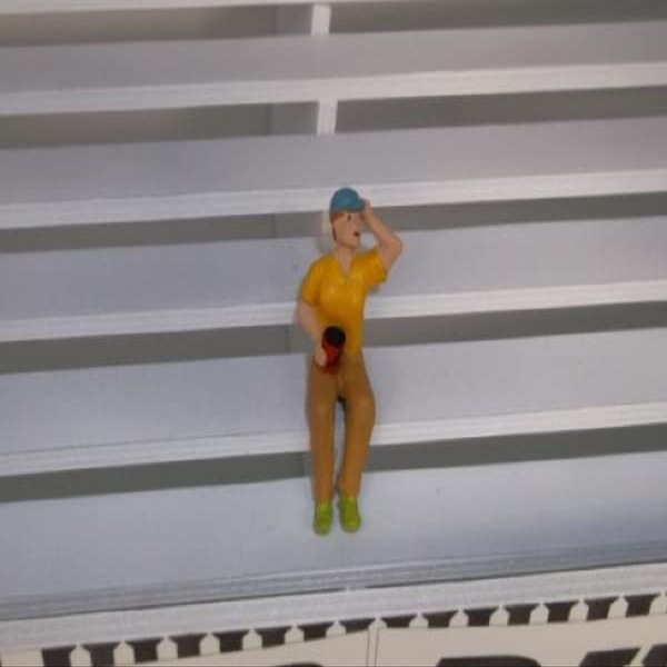F680 - Greenhills Seated Female Spectator with Cap for Scalextric Carrera 1.32 Scale - NEW