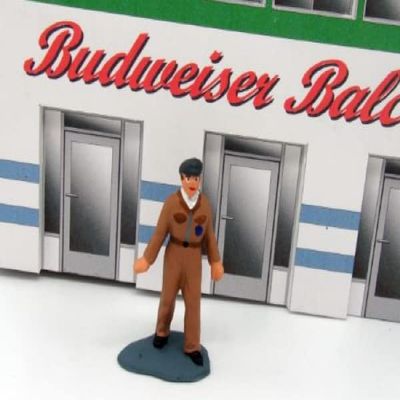 F945 Greenhills Vintage F1 Mechanic for Scalextric Carrera etc - 1.32 Scale - NEW