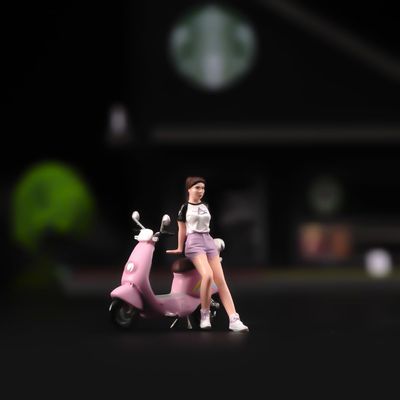 1:43 Scale Miniatures Figurine Hand Painted Tiny People Resin Diorama Figures Action Figure Scene Props for Cars Vehicles (Leaning Car Beauty Face Painted)