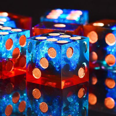 AUSTOR 6 Sided Dice 16mm, 6 Pieces D6 Dice Handmade Sharp Edge Resin Dices Set with Metal Case for Tenzi, Farkle, Yahtzee, Bunco or Teaching Math, Flame Red & Ice Blue
