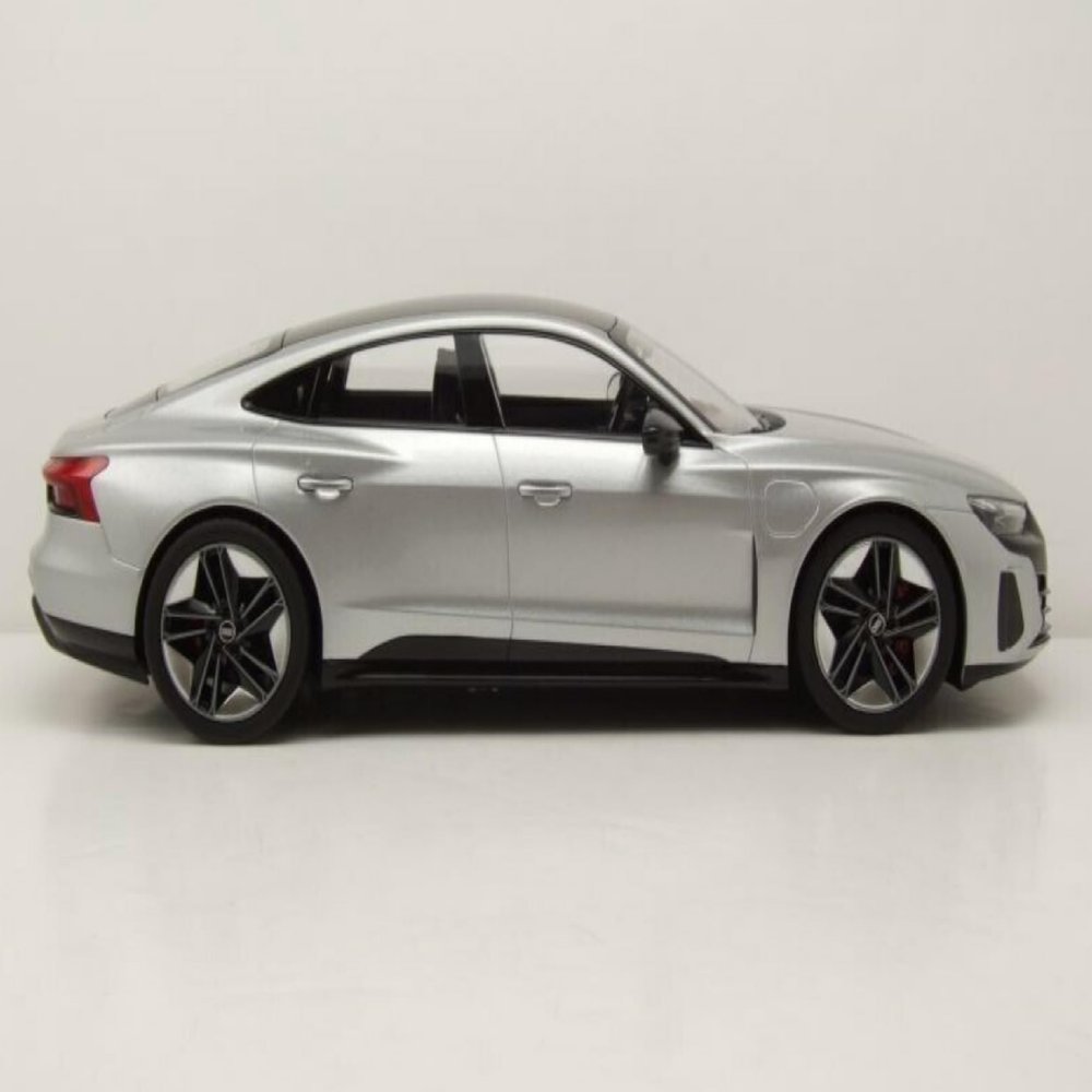 2022 Audi RS e-tron GT 1:18 Scale Special Edition diecast car Model Collection