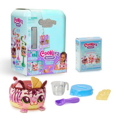 Cookeez Makery Freezy Cakez. Mix & Decorate Your Plush Best Friend! Place Your Cake Mix in The Freeze and Be Amazed When A Scented, Shivering, Interactive Plush Friend Comes Out. Styles May Vary