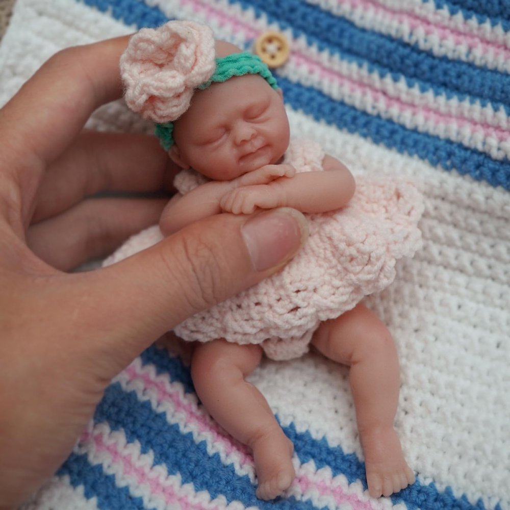4.5 Inch Mini Reborn Baby Dolls Full Silicone Baby Girl Ellie,Tiny Silicone Baby Dolls Mini Realistic Newborn Baby Dolls with Clothes Set & Feeding Accessories