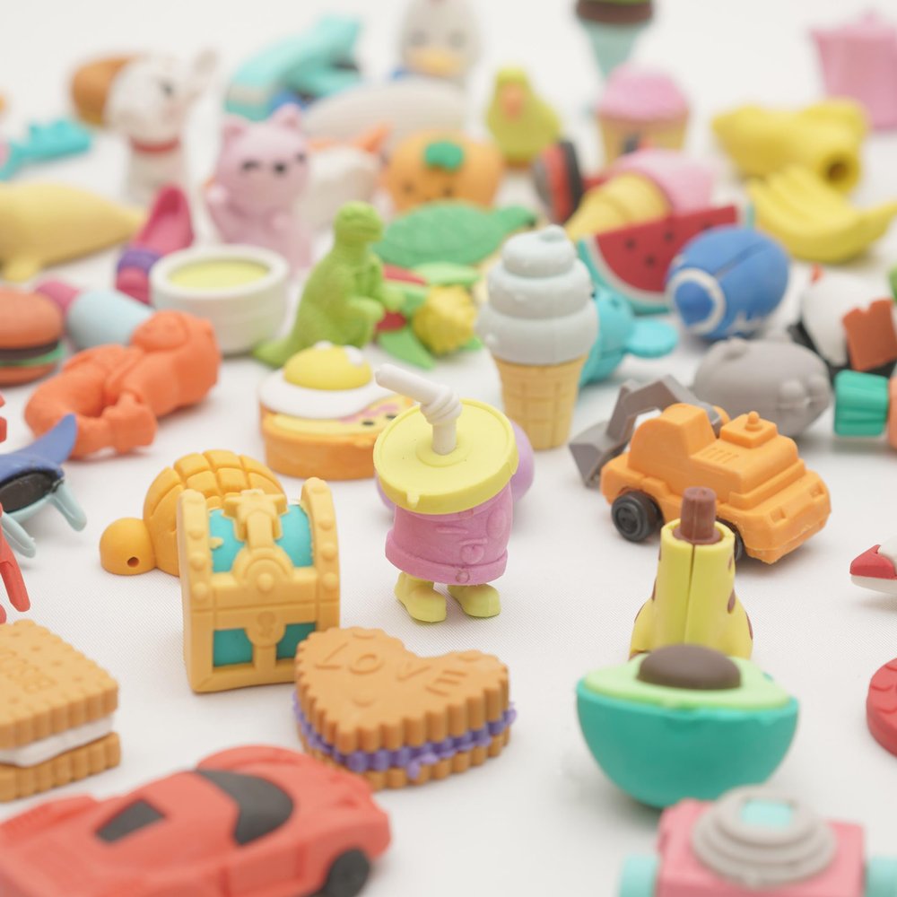 100Pcs Kids Fun Erasers Bulk Toys Gifts, Include Various Types Such as Animals and Food, Random 3D Puzzle Erasers Classroom Rewards, Kids Party Favors, Back to School Supplies Treasure Box