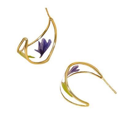 Fashionable fresh alloy epoxy gum leaf eternal flower C-shaped earrings French elegant high-end design sense stud earrings (WHIITE)