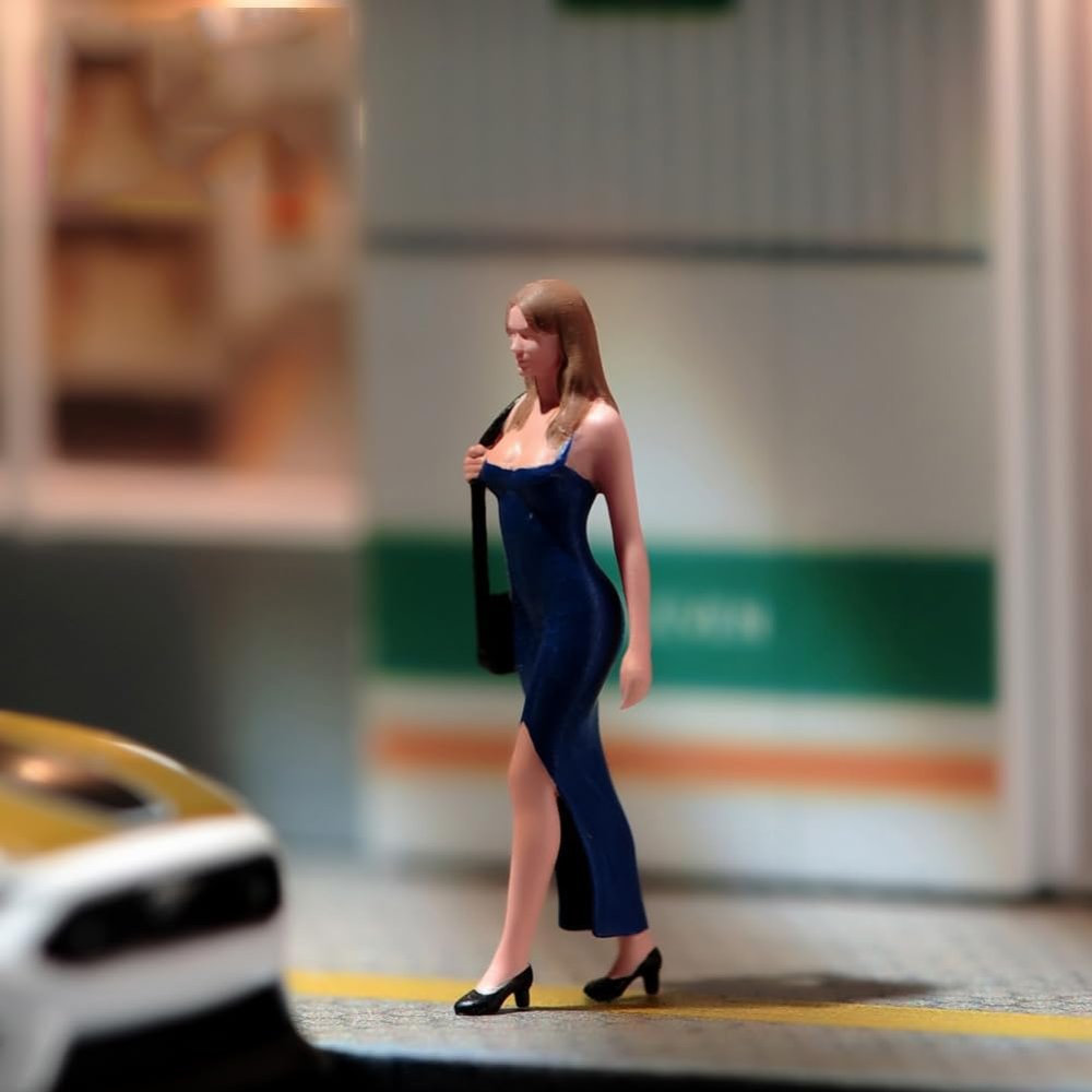 ORIELOAN Miniature Female Figurine in Blue Dress, Blonde Woman Walking Statue Figure, Various Size Fashion Walking Female Action Figure (1/18)