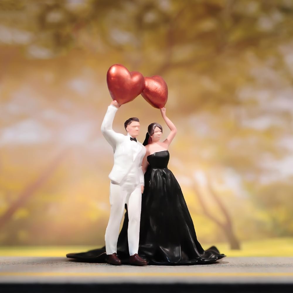 ORIELOAN Lovers Holding Heart Love Balloons, Valentine's Day Gifts Toy Figure, Sweet Couple Mini Statue Figure, Mini Newlyweds' Ornament Decor Figurine (1/24)