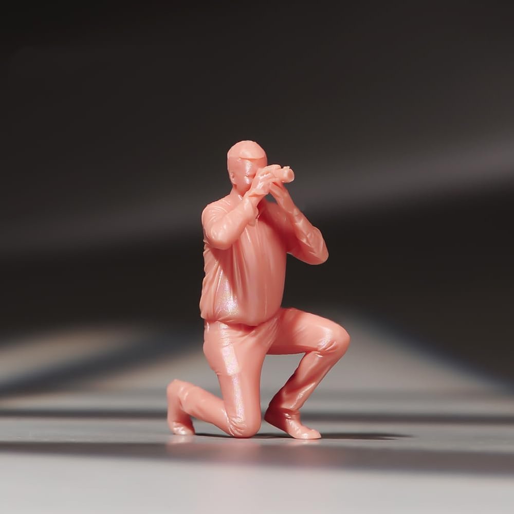 ORIELOAN Photographer Toy Figures, 1/18-1/87 Scale Male Photographer Figurines - Standing & Kneeling Poses, Gray Suit and White Shirt, Painted and Unpainted Options (Uncolored - Kneeling - 1/18)