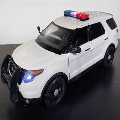 2015 Police Interceptor Utility White with Flashing Light Bar and Front and Rear Lights and 2 Sounds 1/18 Diecast Model Car by Motormax 73995