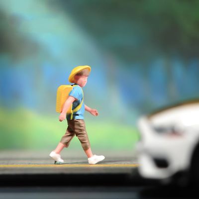 SOUFORCE 1/43 Scale Scene Props Figure Boy Primary School Student with Yellow Schoolbag Miniature Figure Model