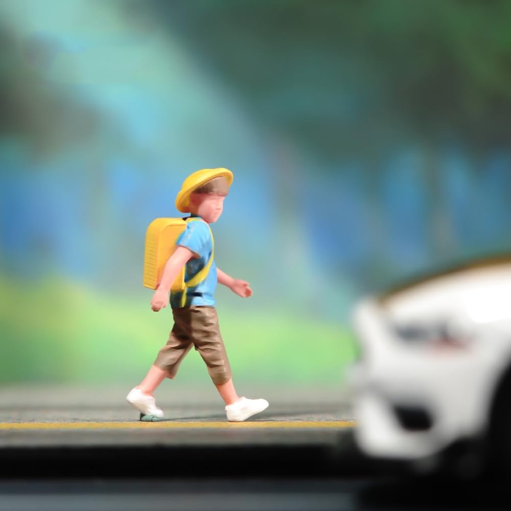 SOUFORCE 1/43 Scale Scene Props Figure Boy Primary School Student with Yellow Schoolbag Miniature Figure Model