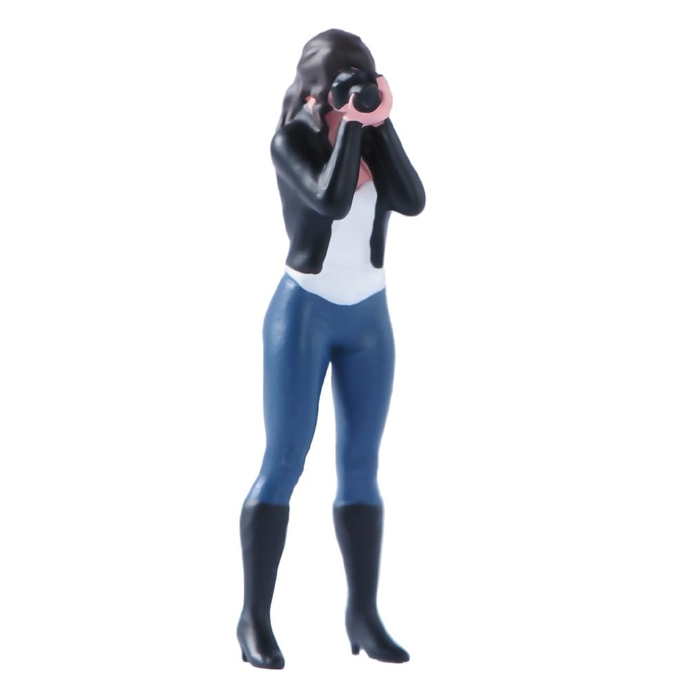 1/64 Scale Female Photographer Figure, Photo-Taking Female Figure - Dressed in Black Coat, Jeans and Boots, Standing Taking Photo Girl Figurine, Capturing Moments with Camera Figure Mini Statue