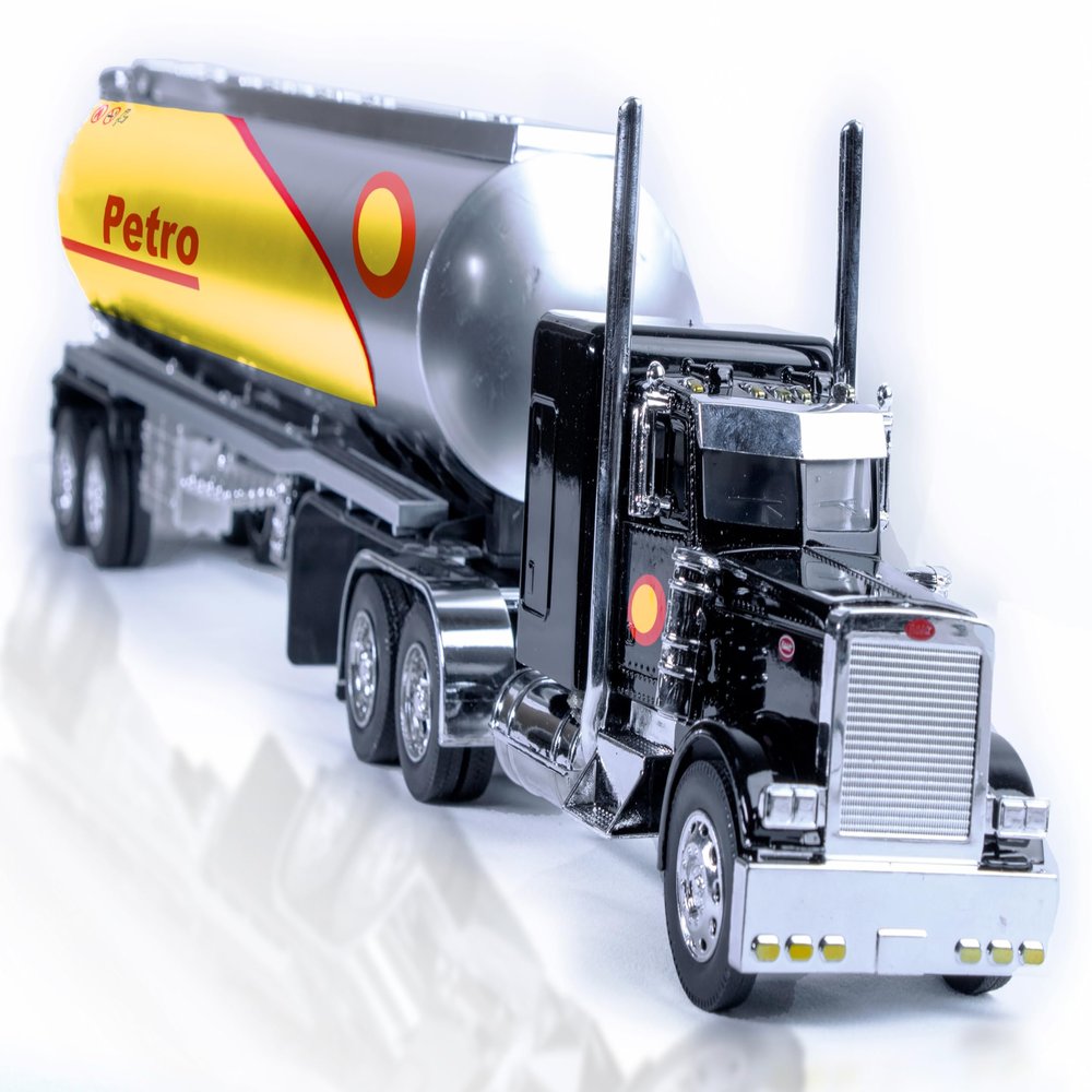 1:32 Scale Peterbilt 379 Diecast Semi Truck Toy - 18 Wheeler Truck with Trailer - Oil Tanker Toy - Big Trailer - Diecast Oil Tanker - Gift for Truckers