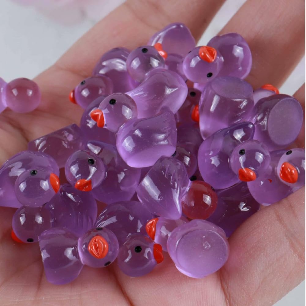 100pcs Mini Resin Duck,15 mm Dollhouse Dcor Glow in The Dark for Aquarium Decor Micro Fairy Garden Landscape Hide,Seek Party Toys,Easter Basket Stuffer, Gift for All Ages (Purple)