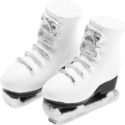 1Pair Dollhouses Miniature White Ice Skates - Miniature Roller Skates, Miniature Scale Accessory Roller Shoes Winter Sports Shoes, Realistic White Skating Shoes for Playhouse Decor