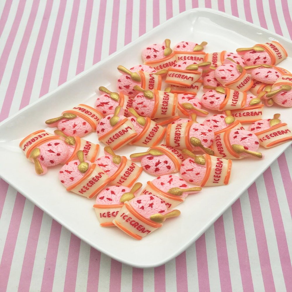 Strawberry Ice Cream Cabochons rdnqu (3 Pieces)