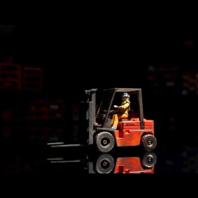 1/64 Scale Diorama Diecast Car Garage Forklift Model Prop with Magnetic Lifting Board, Warehouse Repair Scene Display Diorama Set (Red-Wheels are Movable)