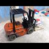 1/64 Scale Diorama Diecast Car Garage Forklift Model Prop with Magnetic Lifting Board, Warehouse Repair Scene Display Diorama Set (Red-Wheels are Immovable) view 3