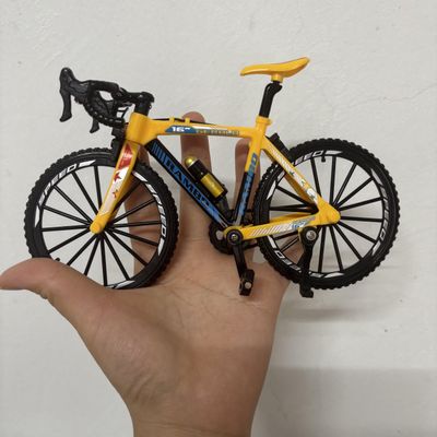 Scale Mountain Bike Toy DS Die-Cast Mini Finger Bicycle Model Desktop Decoration DH Alloy Bike Action Figurine Toy for Cake Topper Crafts (Yellow)