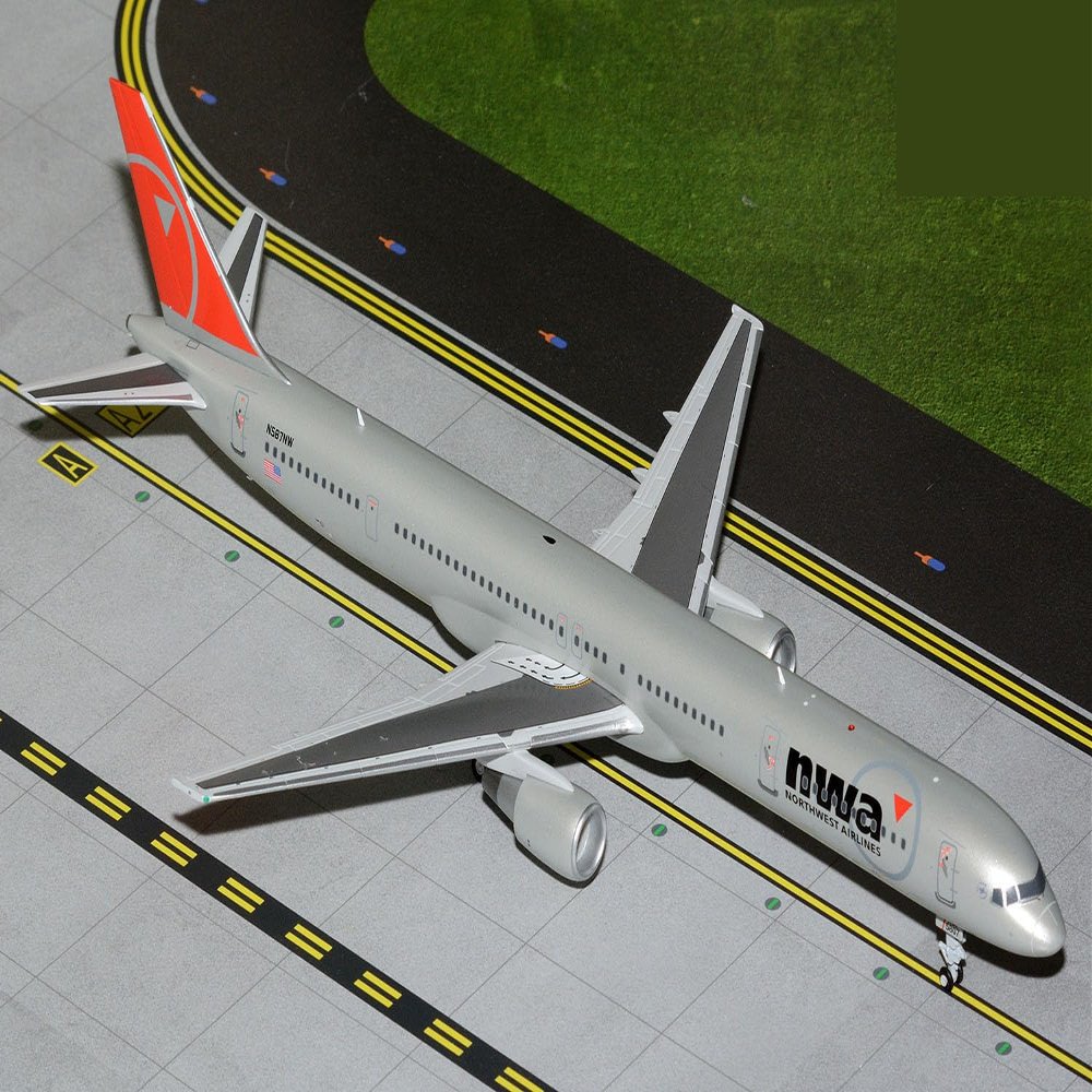 GeminiJets G2NWA1422 Northwest Boeing 757-300 N587NW; Scale 1:200