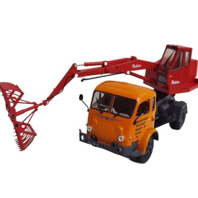 1:43 for Renault R2142 4 * 4 Tractor Model Alloy Cab Classic Ornament Static Nostalgic Display