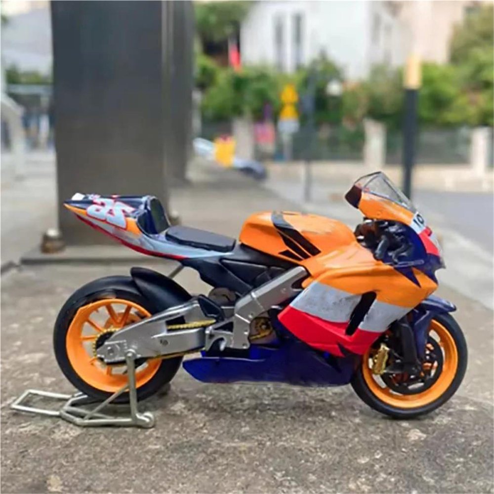 PuLaif Collection Collection 1/18 for H-ONDA RC211 2006 Motorcycle Model Alloy Toy Gift Computer Desktop Ornaments