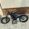 AIVONO 1:9 Scale Electric Dirt Bike Model Compatible with Surron Light Bee X, Motorcycle Miniature with Functional Suspension, Gift for Dirt Bike Fans (Burnt Titanium Blue) view 3